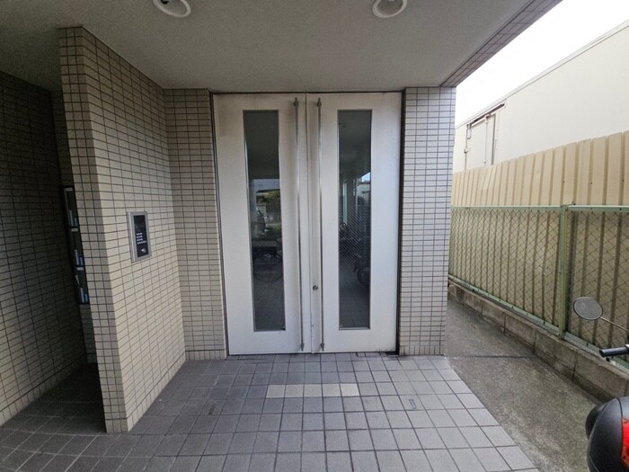 物件外観写真2　(エントランス部分)