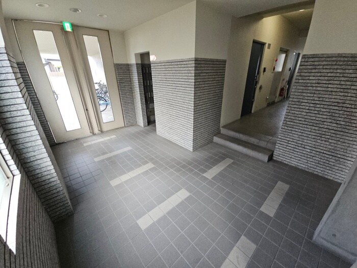 物件外観写真3　(エントランス部分)