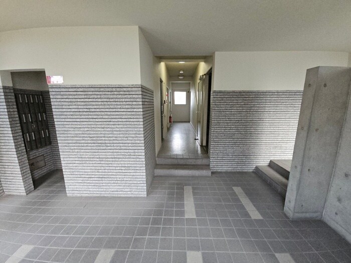 物件外観写真6　(エントランス部分)