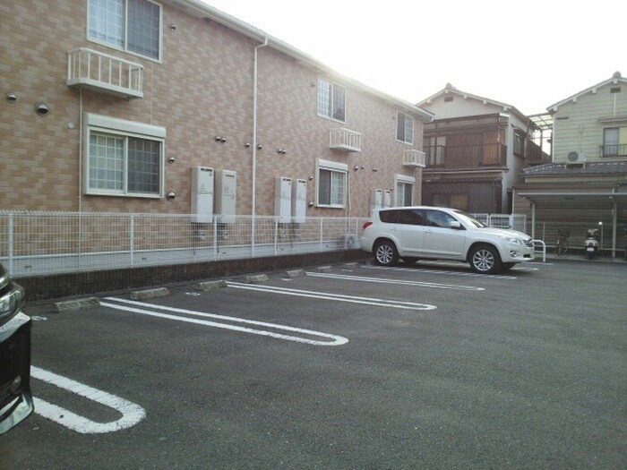 物件外観写真5　(駐車場)