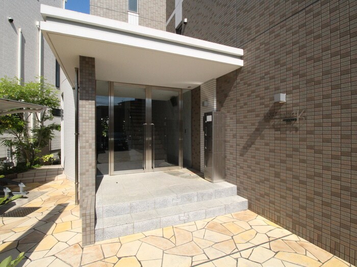 物件外観写真2　(エントランス部分)