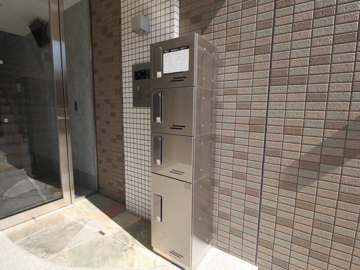 物件外観写真4　(エントランス部分)