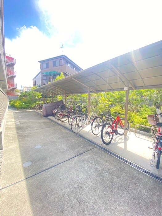 物件外観写真4　(駐輪場)
