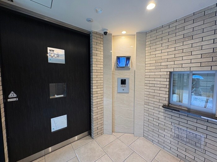 物件外観写真3　(エントランス部分)