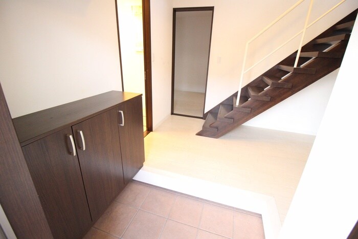 物件内観写真4　(玄関)