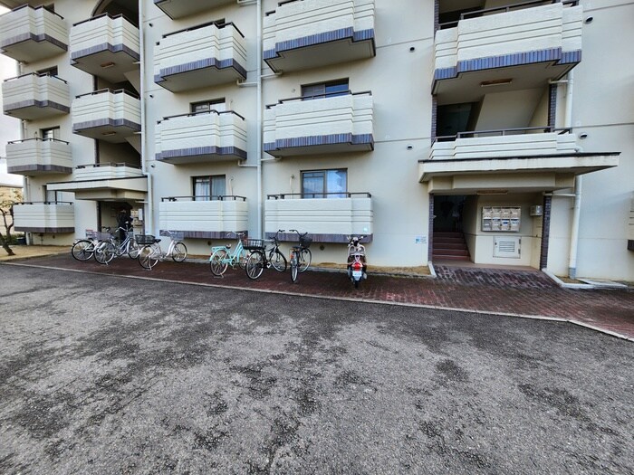 物件外観写真5　(駐輪場)