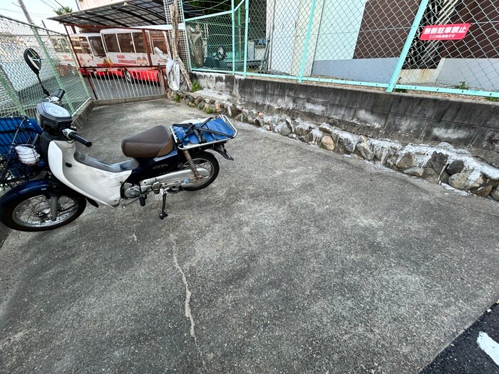 物件外観写真5　(バイク置き場)