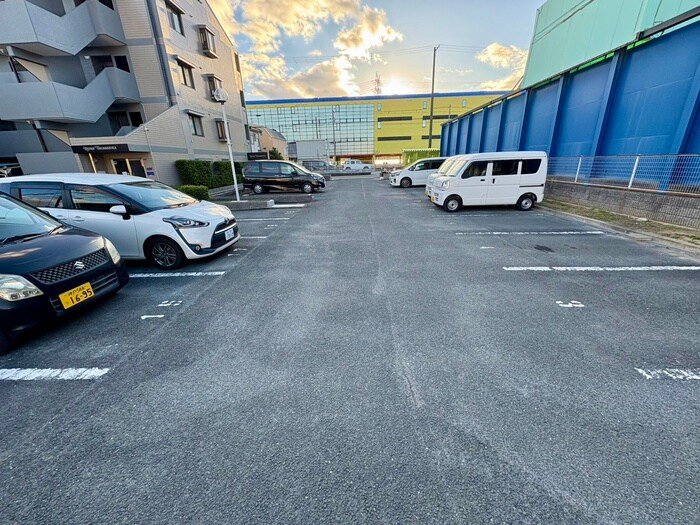 物件外観写真4　(駐車場)