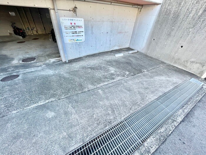 物件外観写真4　(駐車場)