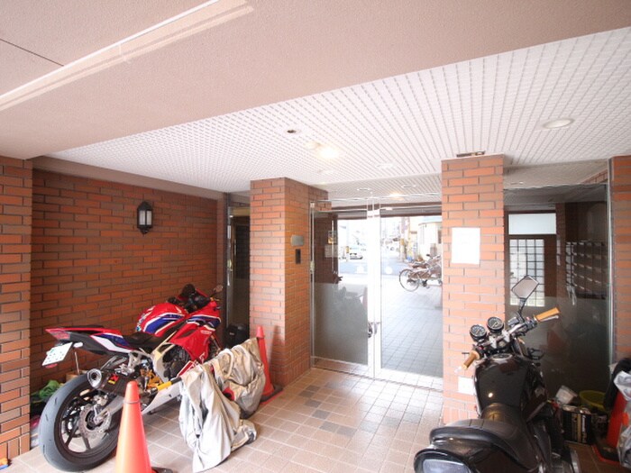 物件外観写真3　(エントランス部分)