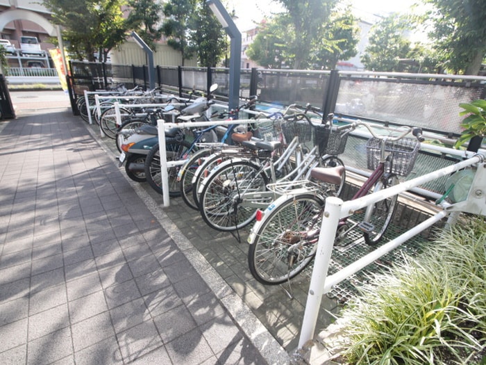 物件外観写真4　(駐輪場)