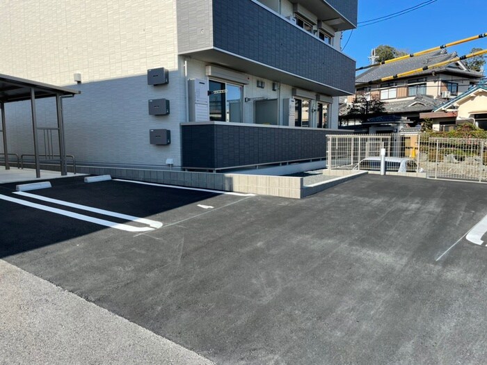 物件外観写真2　(駐車場)