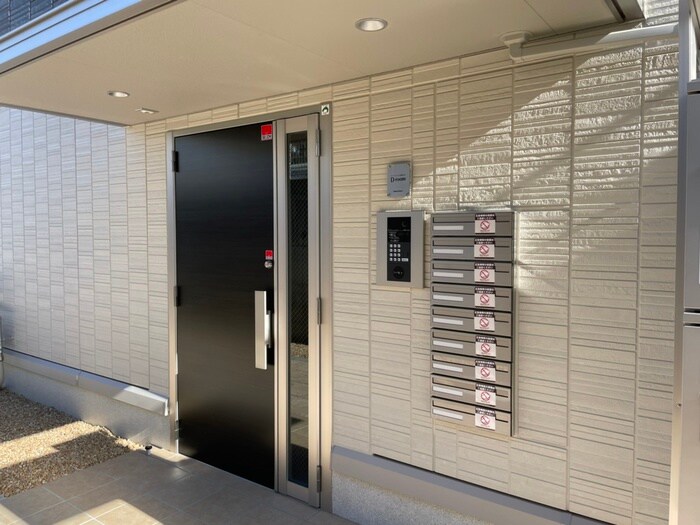 物件外観写真4　(エントランス部分)