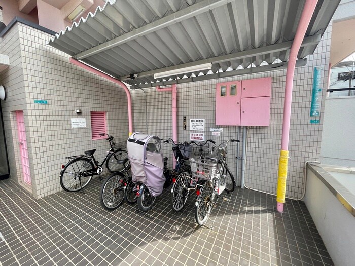 物件外観写真4　(駐輪場)