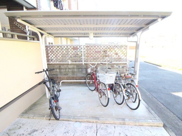 物件外観写真1　(駐輪場)
