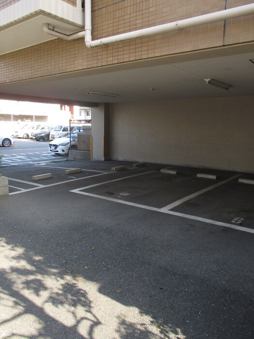 物件外観写真3　(駐車場)