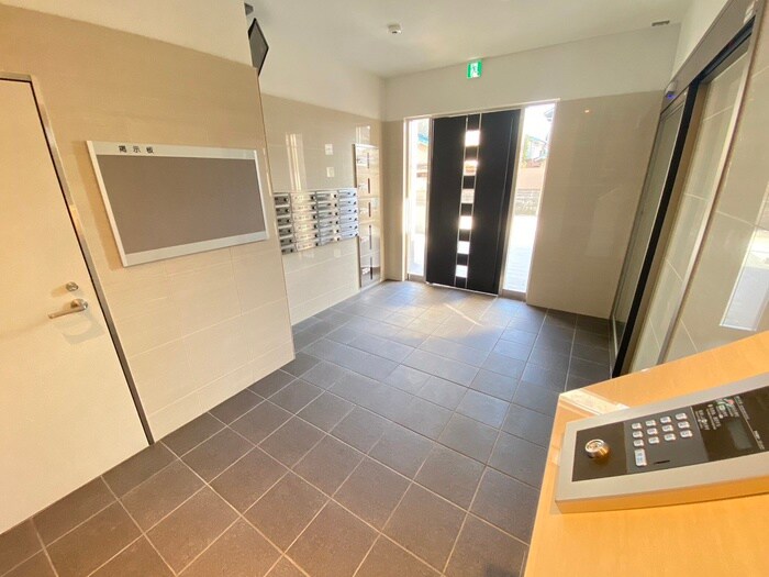 物件外観写真3　(エントランス部分)