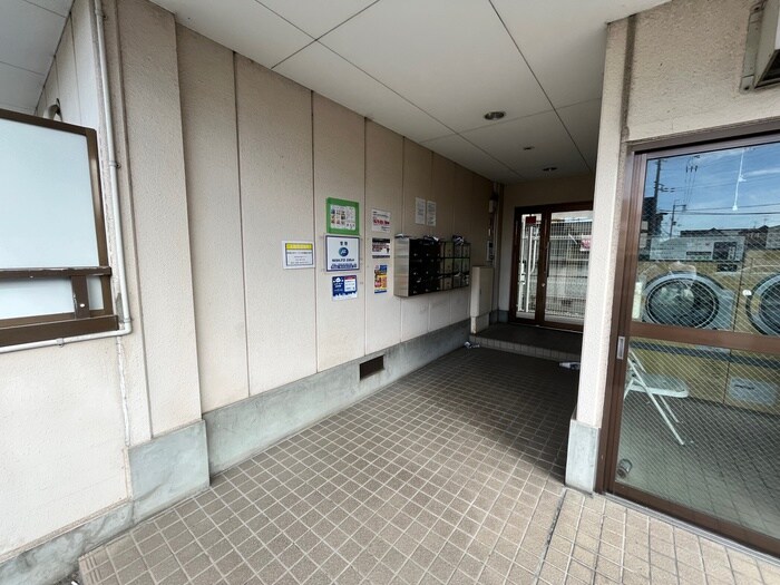 物件外観写真5　(エントランス部分)