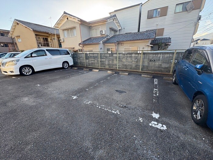 ドムール有栖川の駐車場