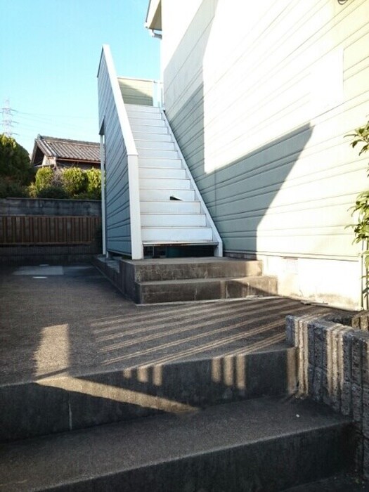 物件外観写真6　(エントランス部分)