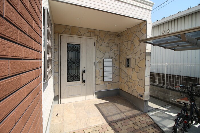 物件外観写真5　(エントランス部分)