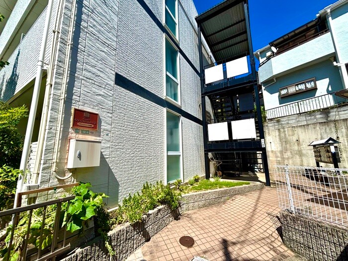 物件外観写真3　(エントランス部分)