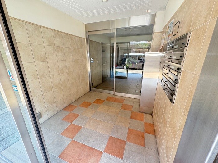 物件外観写真3　(エントランス部分)