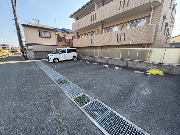 物件外観写真5　(駐車場)