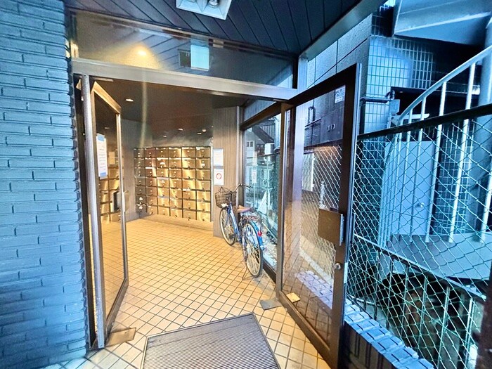 物件外観写真2　(エントランス部分)