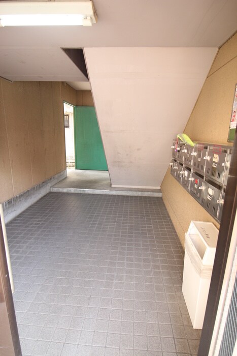 物件外観写真6　(エントランス部分)