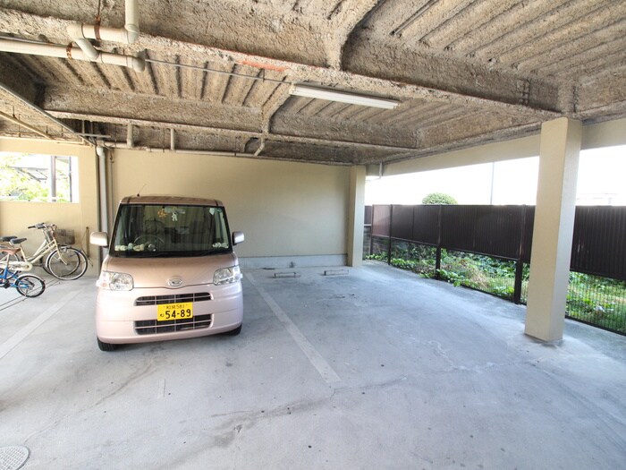 物件外観写真6　(駐車場)