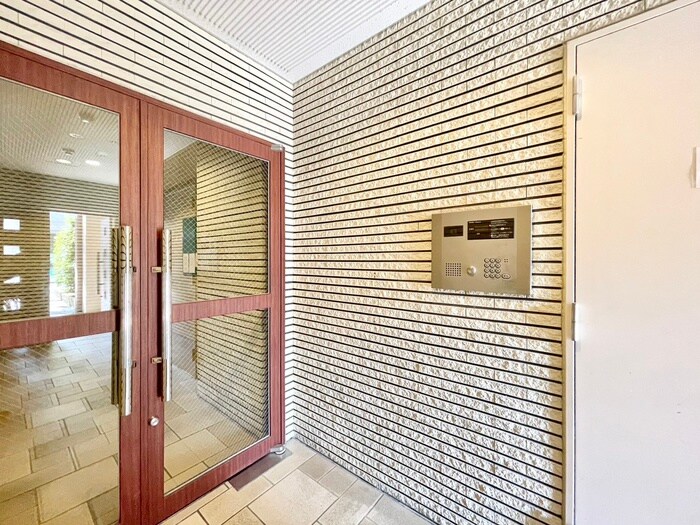 物件外観写真4　(エントランス部分)