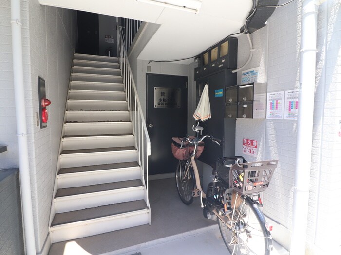 物件外観写真3　(エントランス部分)