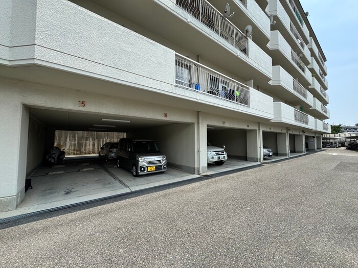 物件外観写真3　(駐車場)