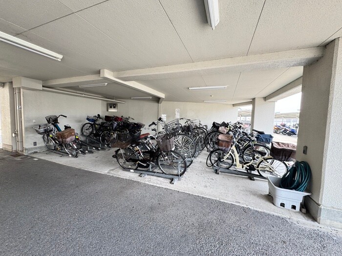 物件外観写真4　(駐輪場)
