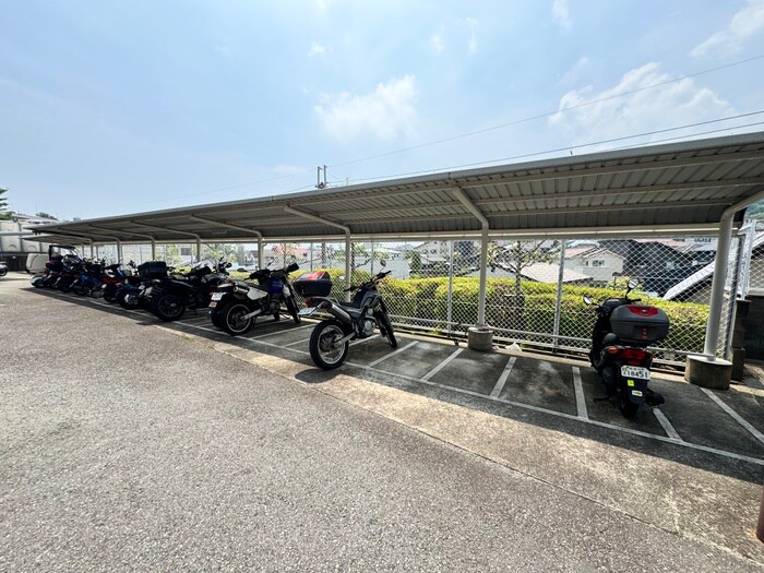 物件外観写真5　(バイク置き場)