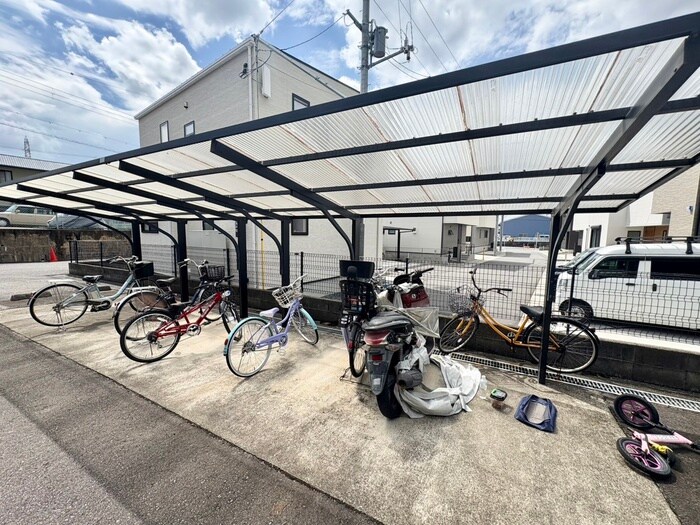 物件外観写真4　(駐輪場)