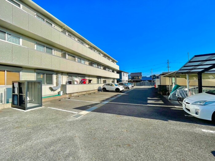 物件外観写真2　(駐車場)