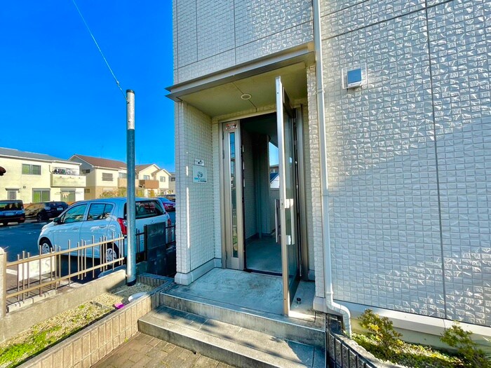 物件外観写真4　(エントランス部分)