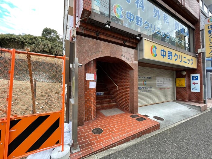 物件外観写真3　(エントランス部分)