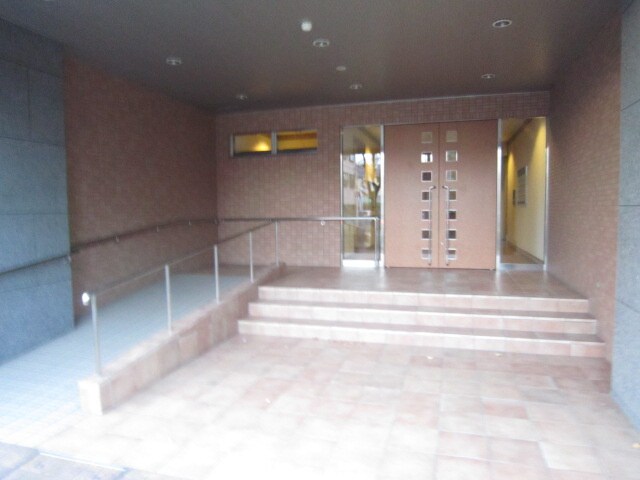 物件外観写真3　(エントランス部分)