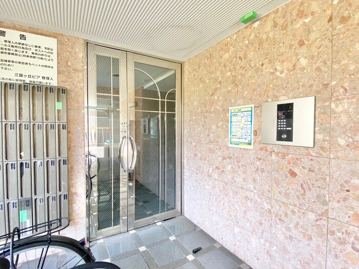 物件外観写真5　(エントランス部分)