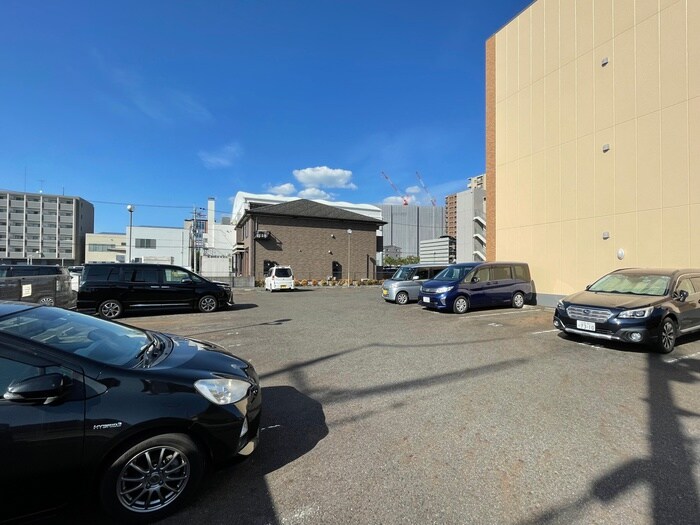 物件外観写真3　(駐車場)