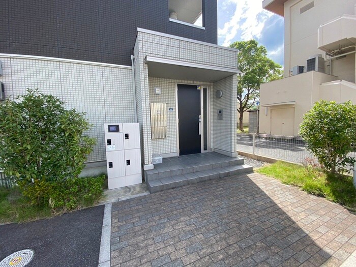 物件外観写真2　(エントランス部分)