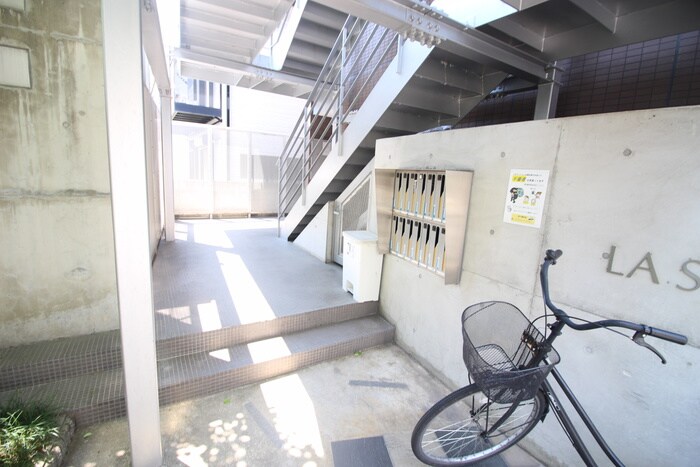 物件外観写真3　(エントランス部分)