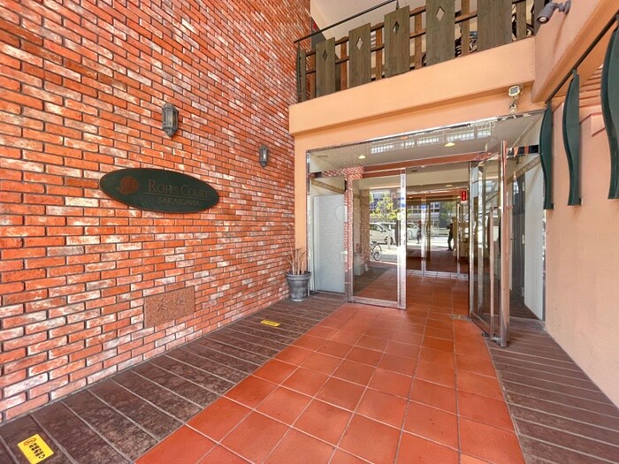 物件外観写真2　(エントランス部分)