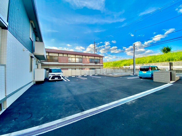 物件外観写真4　(駐車場)