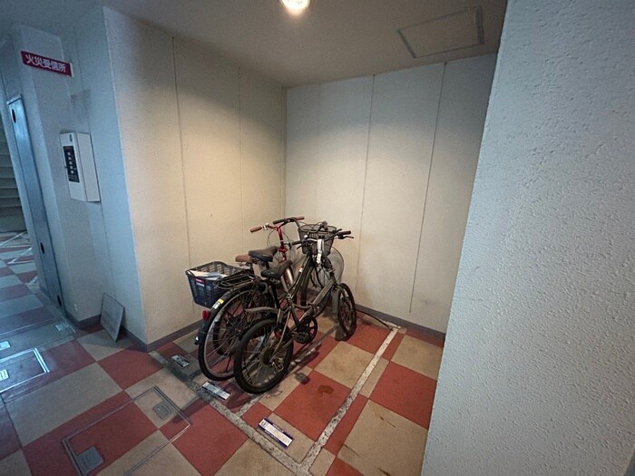 物件外観写真4　(駐輪場)