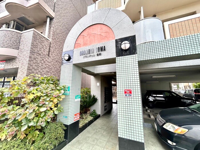 物件外観写真2　(エントランス部分)