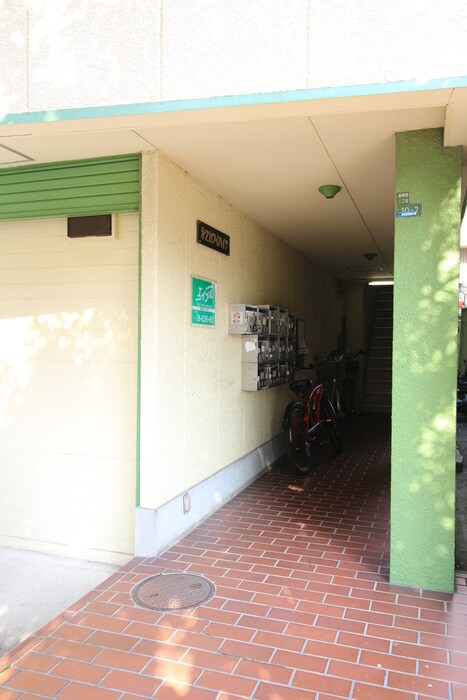 物件外観写真4　(エントランス部分)